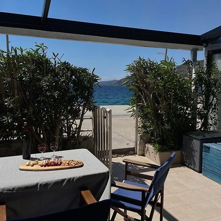לוטראקי Sea La Vie - Beachfront Retreat מראה חיצוני תמונה