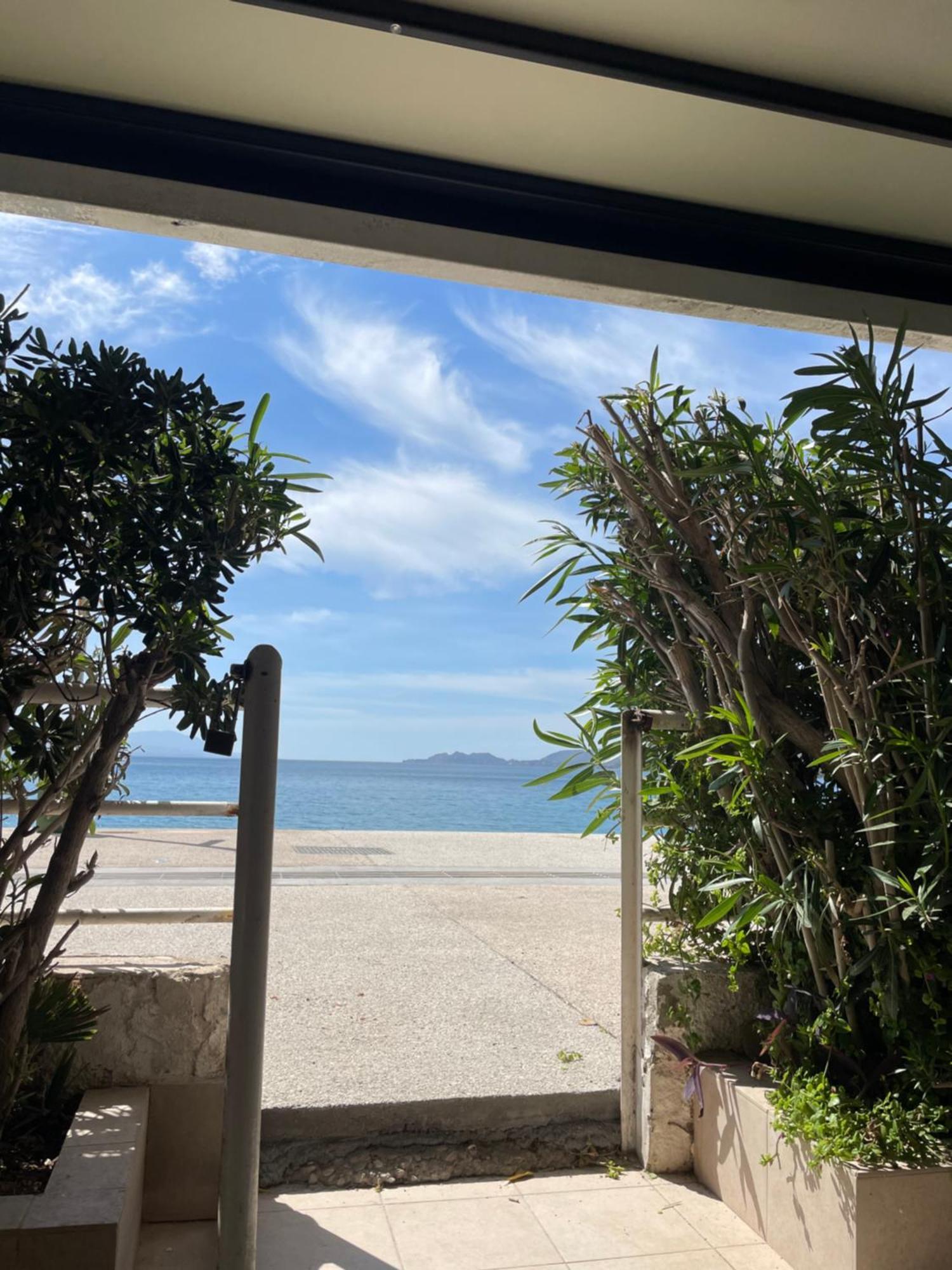 לוטראקי Sea La Vie - Beachfront Retreat מראה חיצוני תמונה