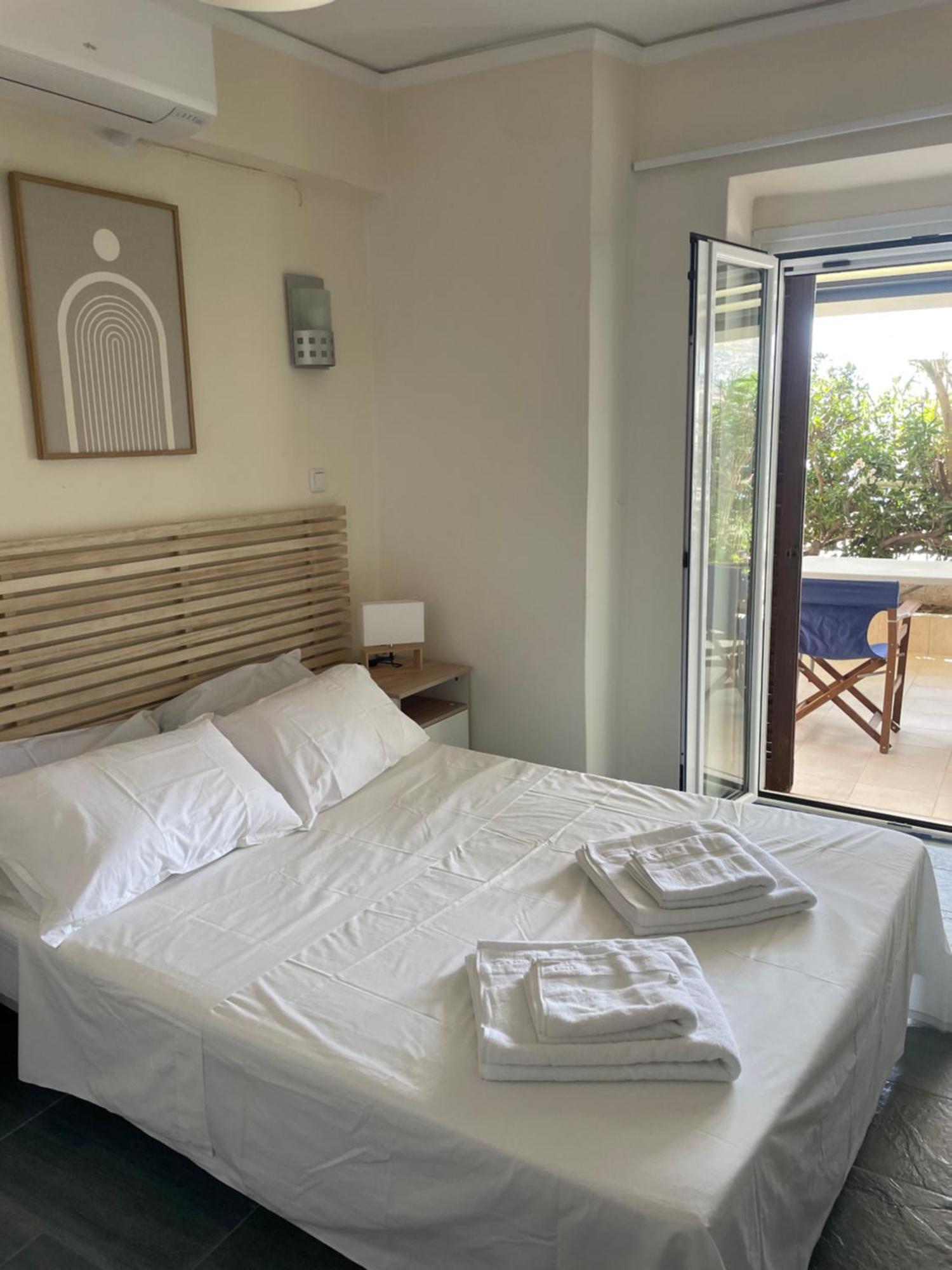 לוטראקי Sea La Vie - Beachfront Retreat מראה חיצוני תמונה